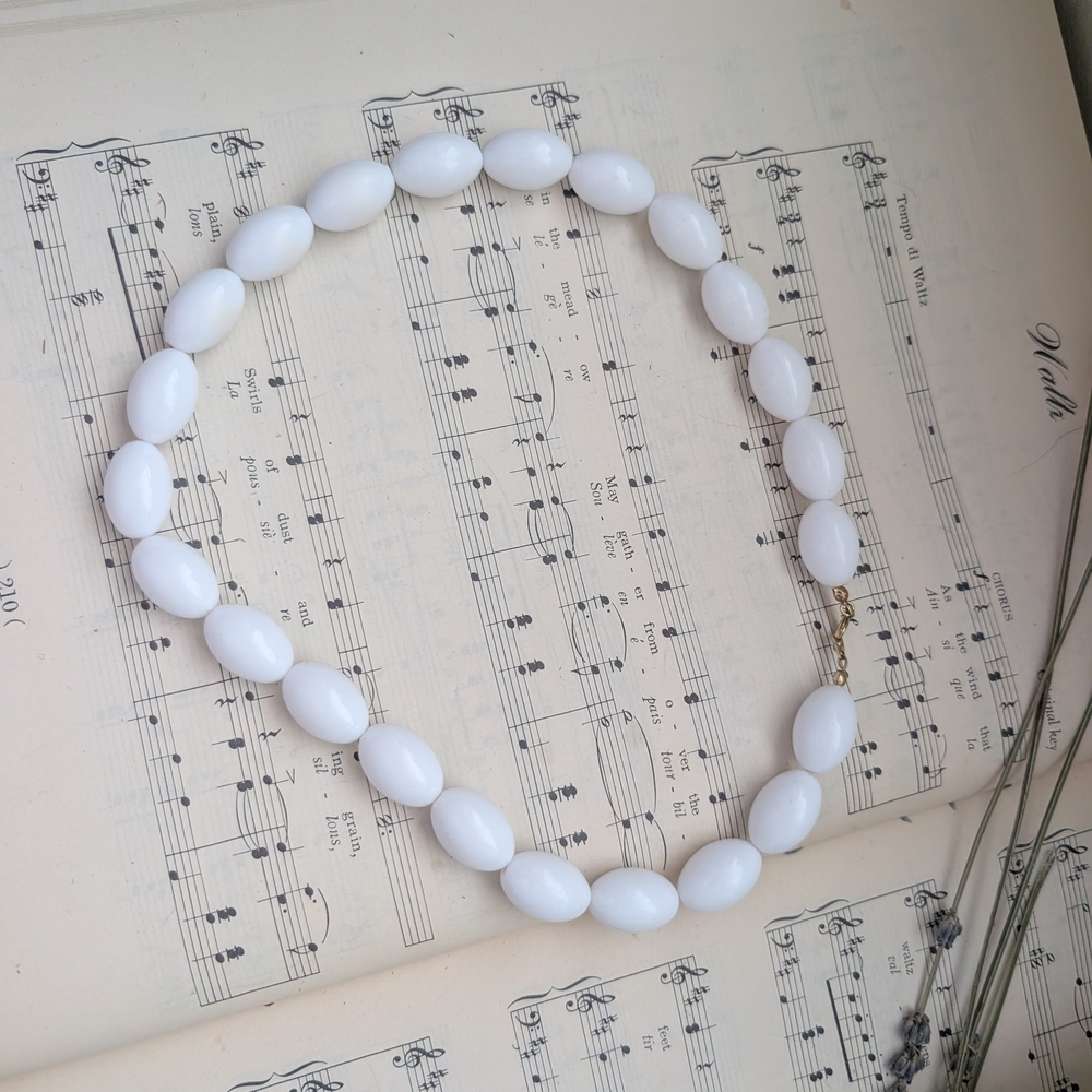 Vintage White Beaded Necklace - Picture 7 of 8